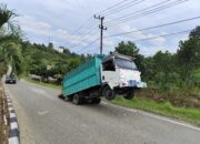 Truk Muatan Besi Standing Dekat Tanjakan RSUD Taman Husada Bontang