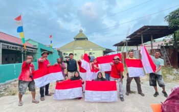 Kobarkan Semangat Kemerdekaan, PKT Bagikan 50 Bendera Merah Putih di Loktuan