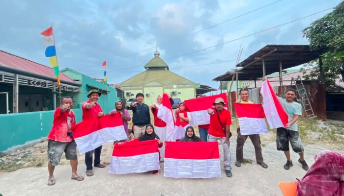 Kobarkan Semangat Kemerdekaan, PKT Bagikan 50 Bendera Merah Putih di Loktuan